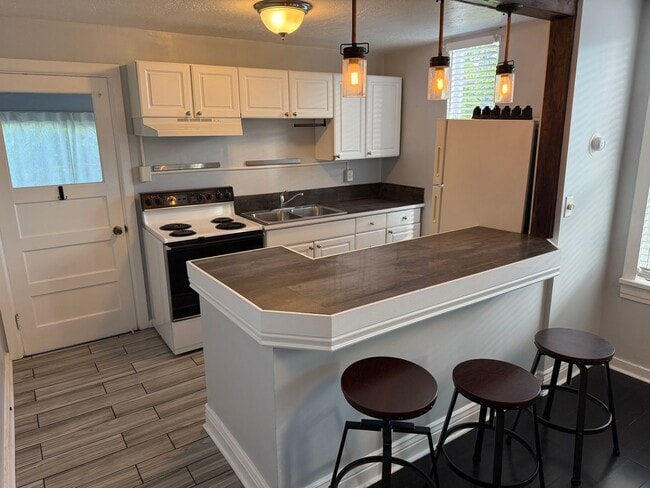 Building Photo - Updated 2 bed 1 bathroom in the avenues! Unit 4
