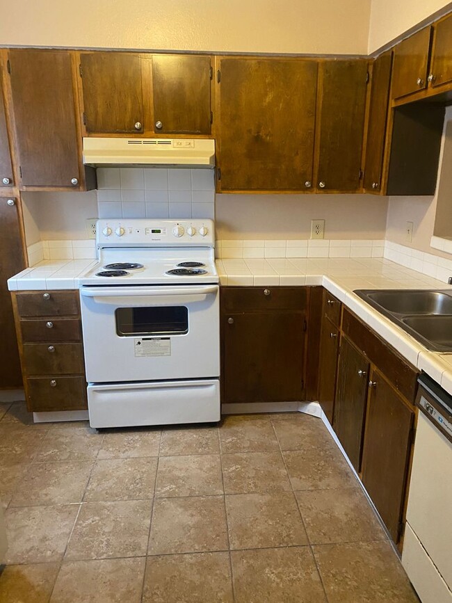 Building Photo - 2 bedroom 2 bath town home in a gated community