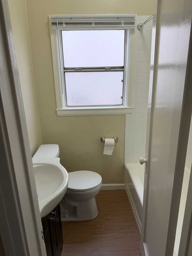 bathroom - 801 W Glenoaks Blvd Unit 801