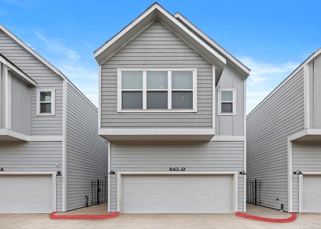 Building Photo - Charming 2-story home in a private Community!