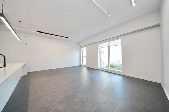 127 Bannatyne Av