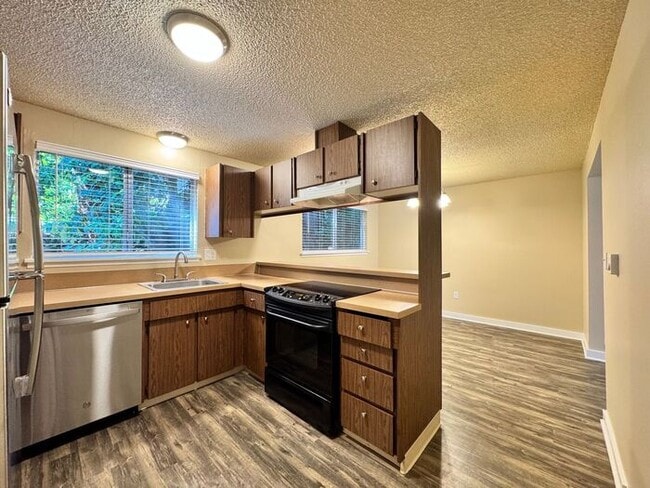 Building Photo - AVAILABLE NOW! Spacious 2 Bed, 1.5 Bathroo... Rental