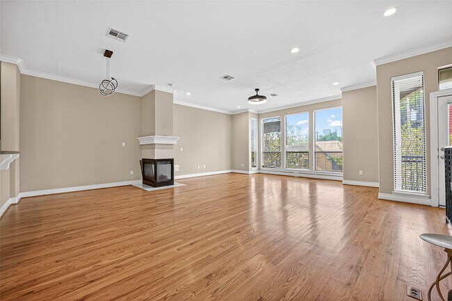 Photo - 1804 Tuam St