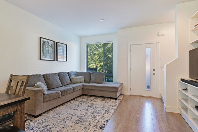 Photo - 3 Bed Townhouse in Surrey! Unit 43