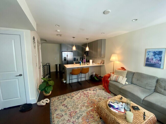 Photo - Large one bedroom bi-level unit in the hea... Unidad 3