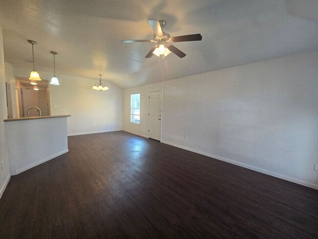 Photo - RENT REDUCTION & RENT SPECIAL - AVAILABLE NOW! Unidad 3807 John Chisholm Loop - B
