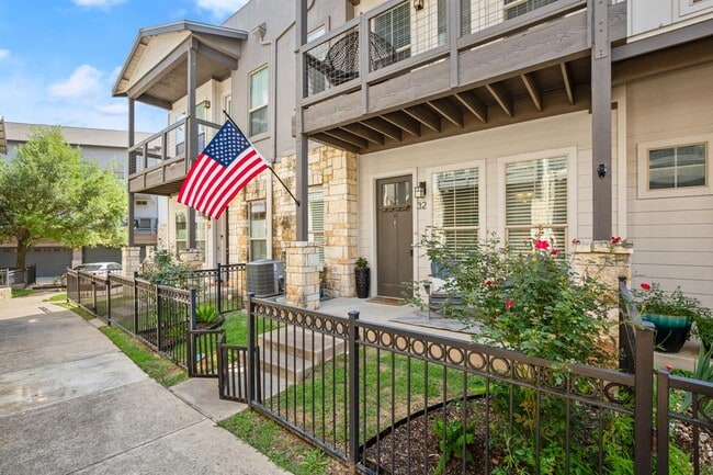 Building Photo - 2520 Bluebonnet Ln Unit 32 Rental