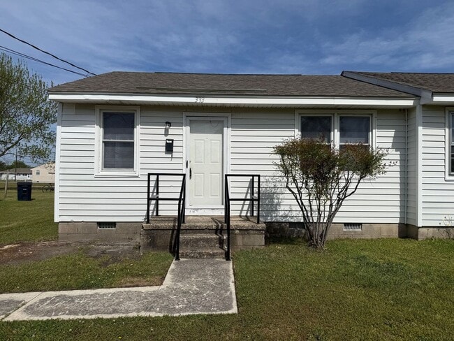 Building Photo - 1 bedroom, 1 bath Duplex