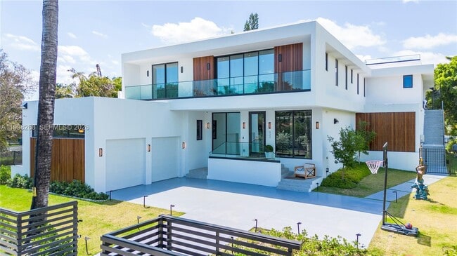 Building Photo - 922 NE 78th St