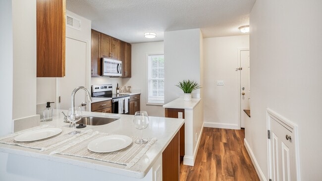 Renovated kitchen with stainless steel appliances - Windsor Ridge at Westborough Apartments