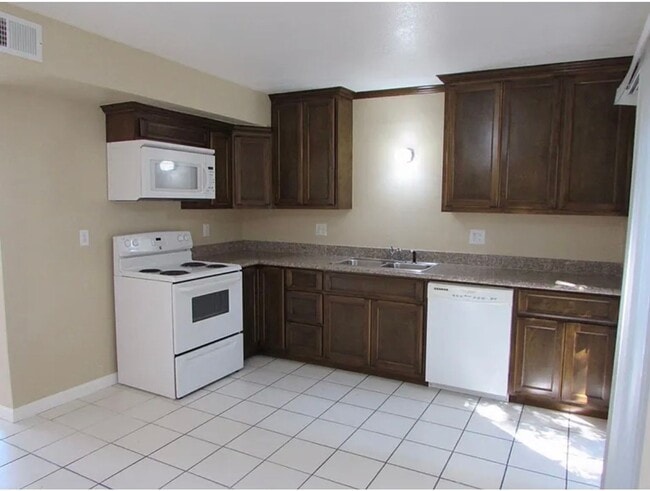 Photo - 2 Bed, 1 Bathroom Apartment Unit 8, Hollister, CA 95023