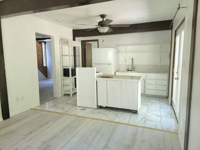 Photo - Newly renovated top floor apartment in Cas...