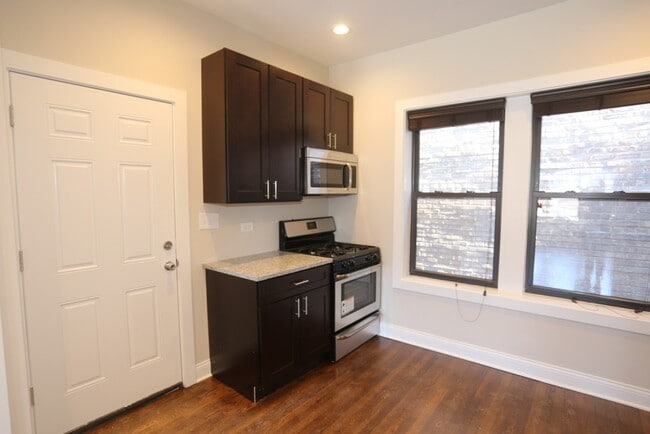 Building Photo - 527 W Barry Ave Unit # 02N