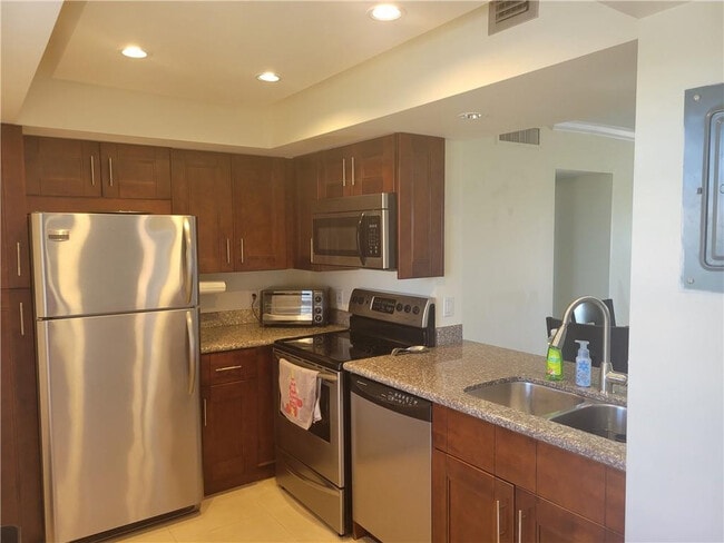 Building Photo - 3050 N Palm Aire Dr Unit 508