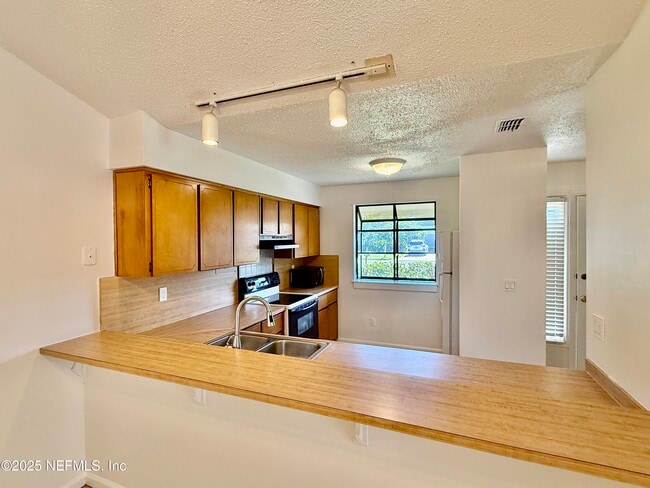 Photo - 665 S 10th St