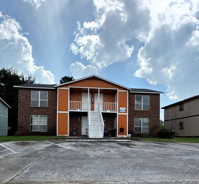 Building Photo - Move-In Special!!! Unit C