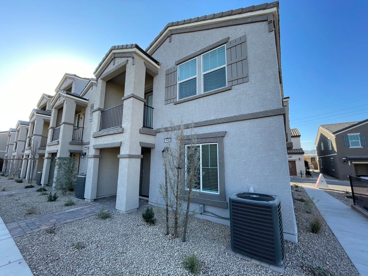 GATED 3 Bedroom townhome - oversized 2 car... - GATED 3 Bedroom townhome - oversized 2 car...