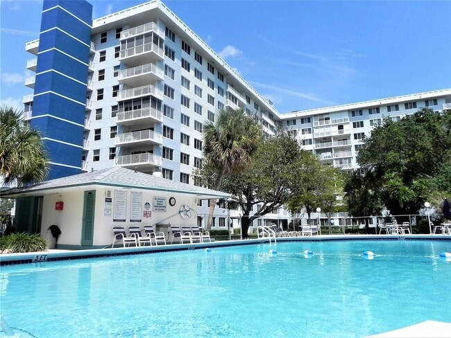 Building Photo - 4200 Hillcrest Dr Unit 201