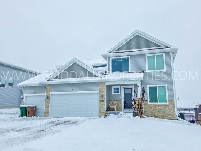 Building Photo - A Must See 4 Bedroom 3.5 Baths in Norwalk with a 3 Car Garage!!!