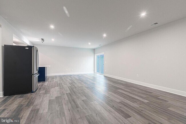 Photo - 941 Warlander Dr SW