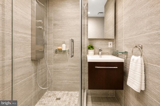 Photo - 320 G St SE