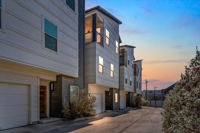 Building Photo - 2305 Coronado St