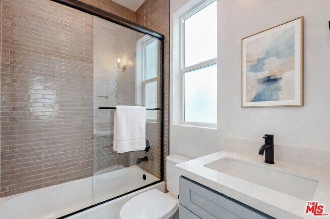 Photo - 525 Normandie Ave