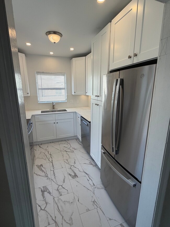 Stainless appliances - 108 S Lakeside Dr Unit #4