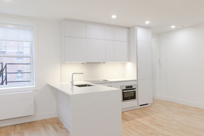 Photo - 2100 Rue du Fort Unit 406