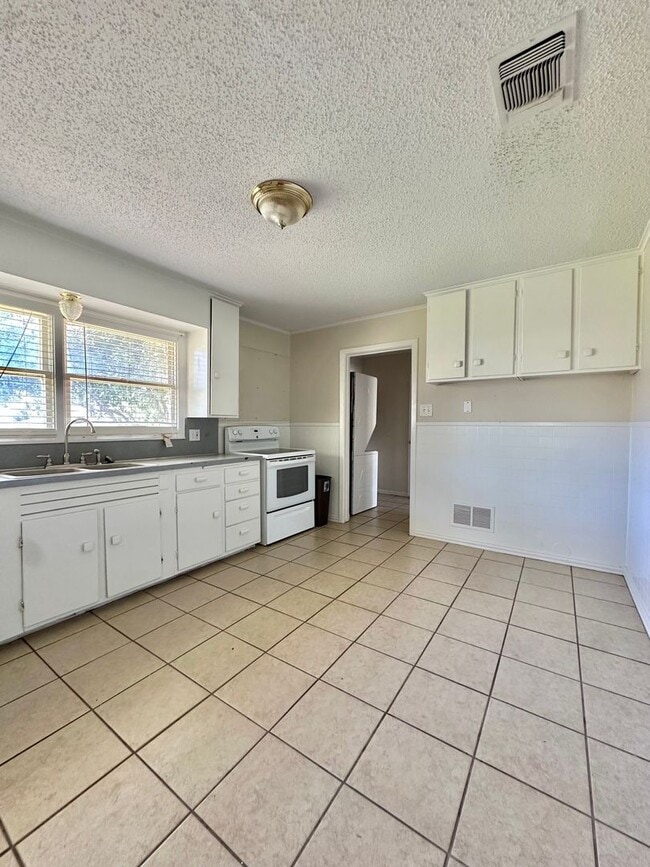 Photo - COMING SEPTEMBER 2026 | Cute 3-Bedroom Home in College Hills!