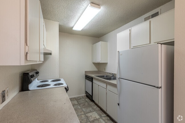 3BR, 2BR - 1,350SF - Kitchen - Sundowner
