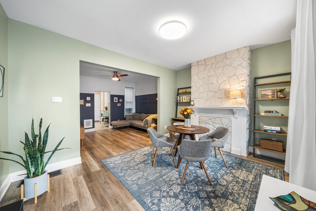 Photo - 1542 N Hollywood St