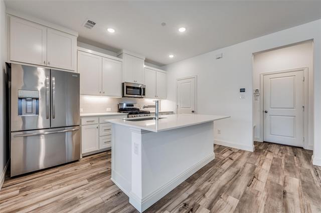 Photo - 8940 Samara St