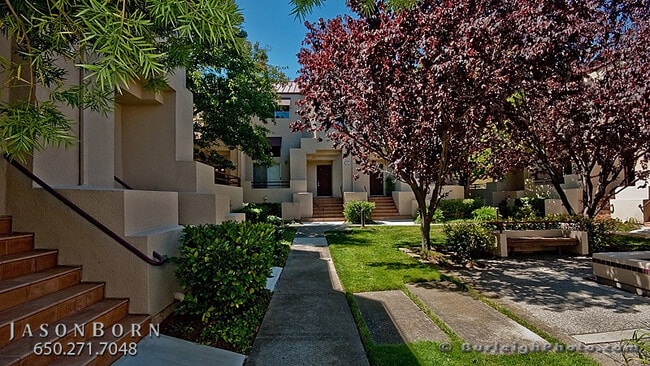 Building Photo - 129 E Court Ln