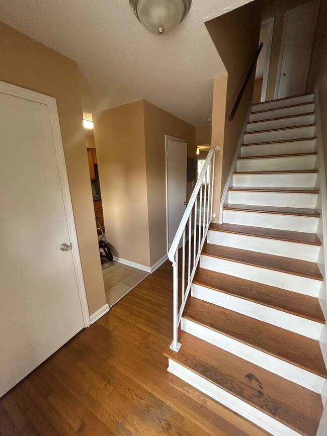 Building Photo - Spacious 2BR/1.5BA Townhome Near Downtown ...