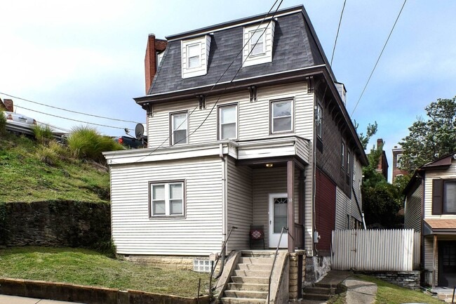 Building Photo - Mt. Washington house, 3 bedroom 2 1/2 bath house with great kitchen, yard, laundry June 1st