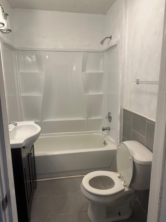 Building Photo - 5004 Euclid Ave