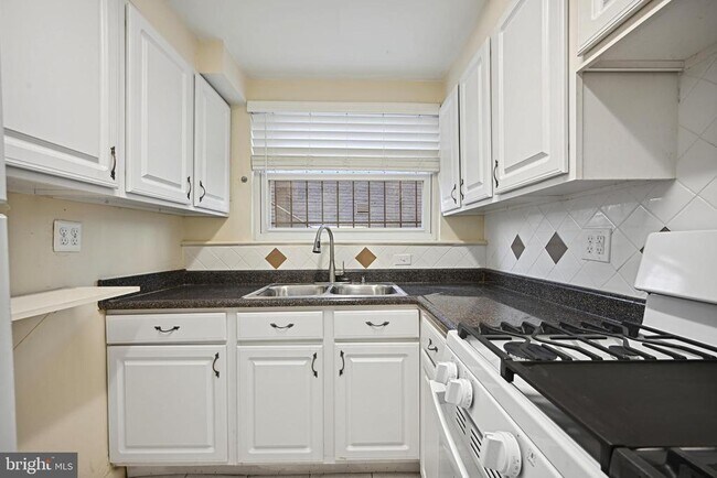 Photo - 224 Webster St NE