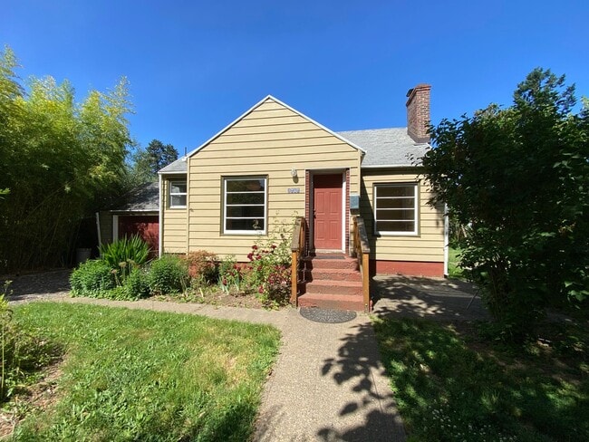 Building Photo - Lovely Cully Home with Bonus Loft, Basemen...