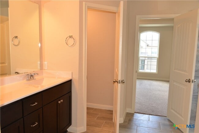 Photo - 741 Farmers Dell