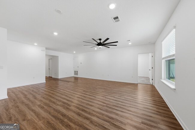 Photo - 131 College St