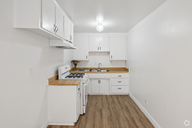 2BR, 1BA - Kitchen