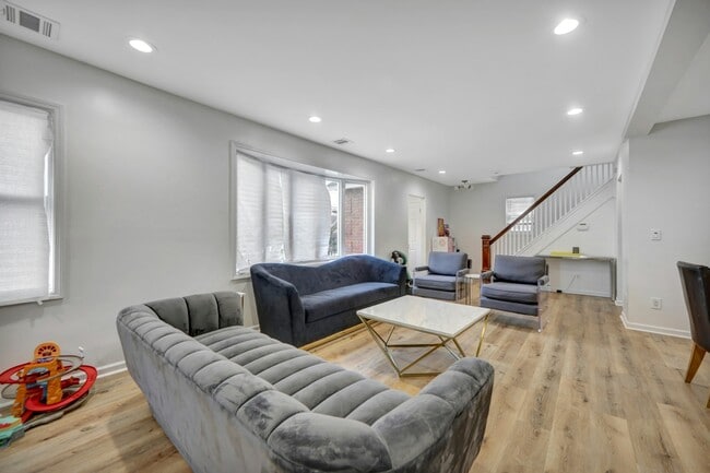 Photo - 167 Rockwood Pl