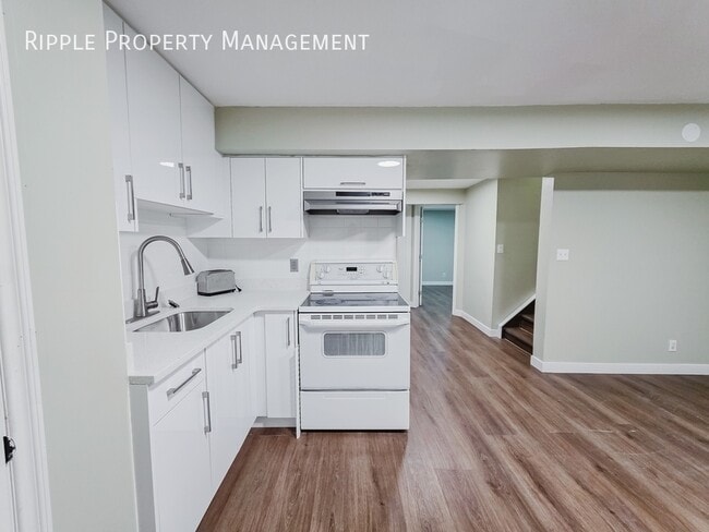 Photo - SPACIOUS 1 BEDS, 1 BATHS LOWER UNIT | IN-SUITE LAUNDRY & PRIVATE ENTRY