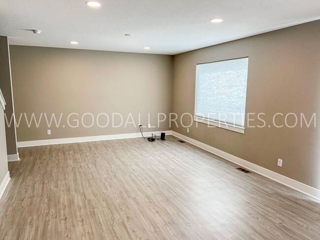 Photo - 4 Bedroom 3.5 bathrooms with a walkout finished basement in Norwalk