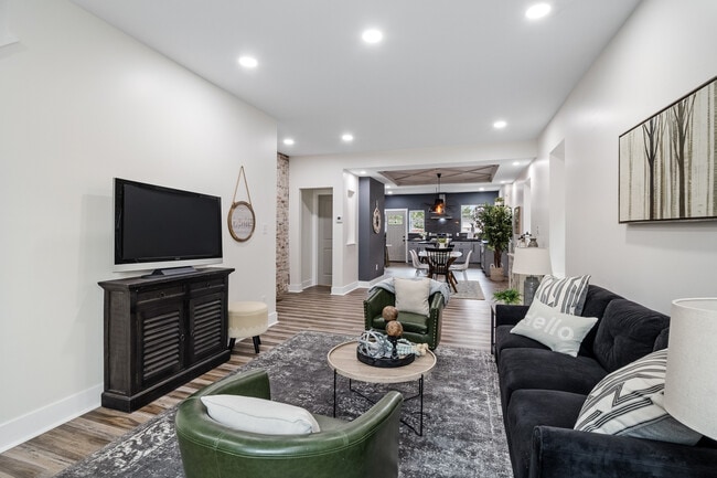 Photo - 3316 Sidney St