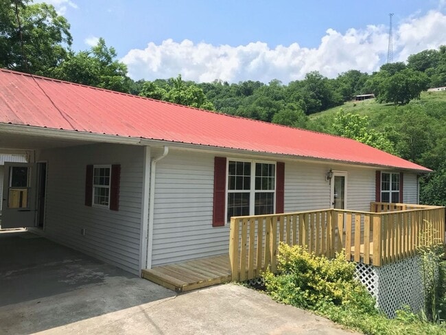 Photo - Spacious 3-Bedroom Home with Beautiful Views in Downtown Gainesboro