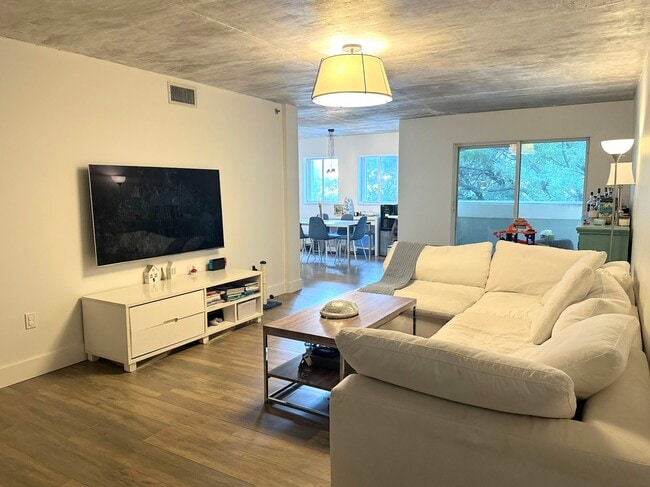 Building Photo - 201 NW 7th St Unit 309 Rental