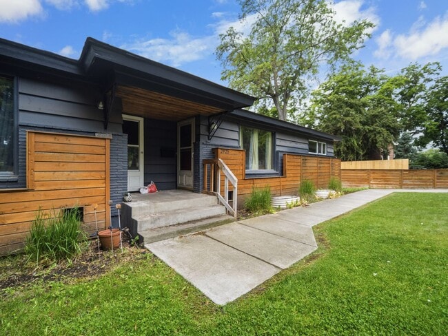 Building Photo - Spacious Unfurnished Home in Northwest Spokane