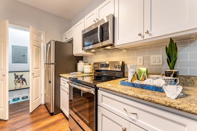 Building Photo - Lakeside Living with 1 Month Free! Unit LB1 Rental